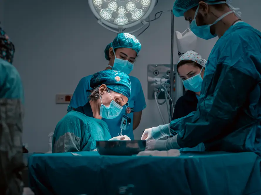 فريق جراحي أثناء عملية DIEP Flap لإعادة بناء الثدي