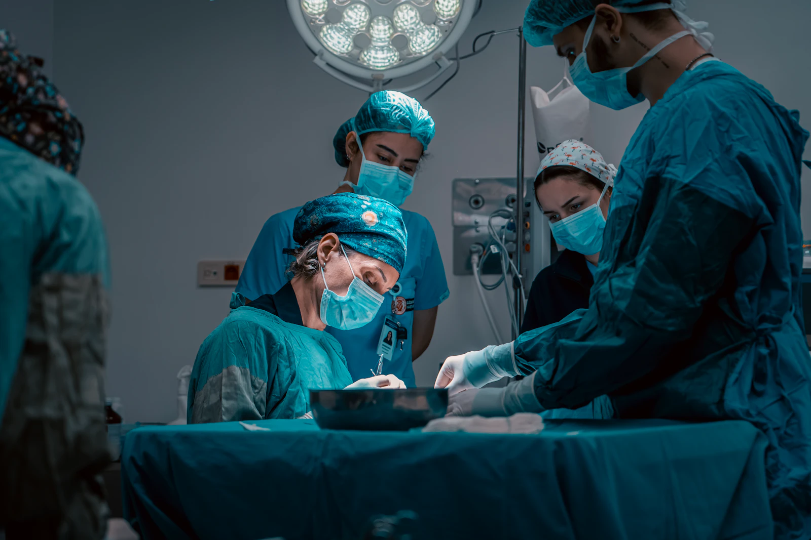 فريق جراحي أثناء عملية DIEP Flap لإعادة بناء الثدي